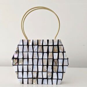 RAMLA. The pearly shell